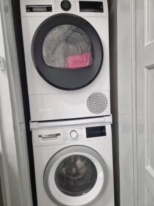 zwei Waschmaschinen und ein Trockner in einem Zimmer in der Unterkunft Luther Boutique Homes Downtown in Budapest