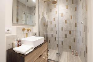 Un baño con un lavabo blanco y un espejo. en SAINTE ANNE by Time Off Collection, en Saint-Tropez 16 fotos más
