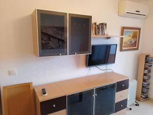 un bureau d'ordinateur avec un écran et une télévision dans l'établissement Torre la Sal - Encanto natural, à Cabanes