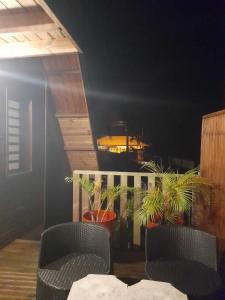 Balkón nebo terasa v ubytování Charmant chalet avec jacuzzi, L'île Ô Vert