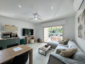 Galeriebild der Unterkunft Appartement 3ch sur terrasse et jardin privatif 400m de la plage in Cavalaire-sur-Mer