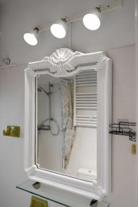 a mirror on a wall in a bathroom at Academia stay ήσυχα & στο Κέντρο in Ioannina +18 photos