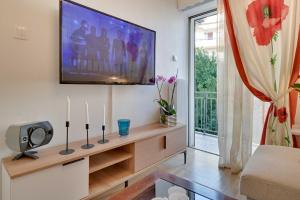 a living room with a flat screen tv on a wall at Academia stay ήσυχα & στο Κέντρο in Ioannina