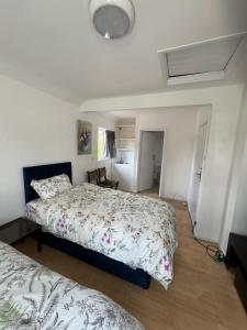 une chambre avec deux lits dans une pièce dans l'établissement Renfrew Road, à Hounslow