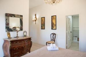 White Star Estoril في استوريل: غرفة نوم مع خزانة ومرآة على الحائط