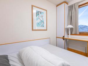 um quarto branco com uma cama e uma janela em Appartement Avoriaz, 2 pièces, 7 personnes - FR-1-314-244 em Morzine