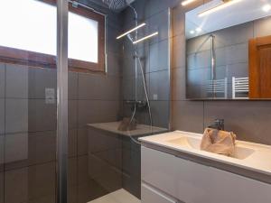 y baño con lavabo y espejo. en Chalet Avoriaz, 5 pièces, 10 personnes - FR-1-314-193 en Avoriaz