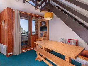 a wooden table in a room with a window at Appartement Avoriaz, 2 pièces, 5 personnes - FR-1-314-261 in Morzine