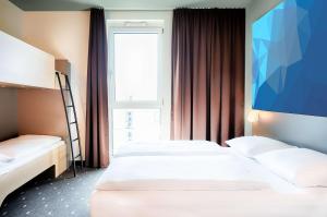 維也納的住宿－B&B HOTEL Wien-St-Marx，酒店客房设有两张床和大窗户。