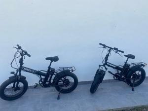 ein paar Fahrräder, die neben einer Wand geparkt sind. in der Unterkunft Is Arenas Biancas Agriturismo in Teulada