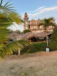 蒙坦尼塔的住宿－佛法海灘酒店，一座大建筑,前面有棕榈树