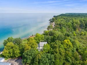 eine Luftaufnahme des Ufers eines Sees in der Unterkunft Coastal Cottage in Stevensville + 42 Fotos