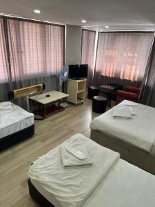 sypialnia z 2 łóżkami i salon w obiekcie Simge suitotel w Stambule