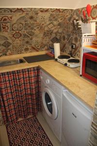 una cucina con lavello e lavatrice di Guesthouse Taranto Centro a Taranto Altre 6 foto