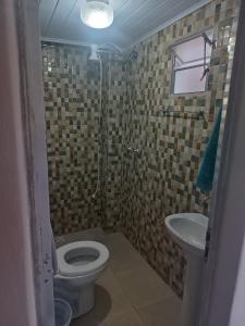 uma casa de banho com um WC e um lavatório em Assel Pousada Botanico em Curitiba