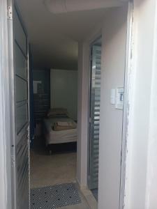 um quarto com uma cama e uma porta que leva a um quarto em Assel Pousada Botanico em Curitiba