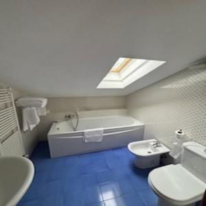 ein Badezimmer mit einem WC, einer Badewanne und einem Waschbecken in der Unterkunft Antica Pieve in Filattiera