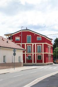 リュブリャナにあるAPART HOTEL ASTERIAの通路側の赤白の建物