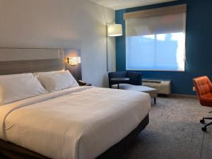 una habitación de hotel con una cama grande y una silla en Holiday Inn Express - Akron NW - Fairlawn, an IHG Hotel, en Akron