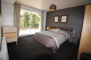 Ένα ή περισσότερα κρεβάτια σε δωμάτιο στο Annonce professionnelle. Jolie maison de vacances 4 chambres avec jardin à proximité de la mer.