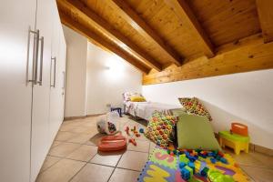 ein Kinderzimmer mit einem Bett und einem Sofa in der Unterkunft Dimora Gilles Bard in Bard