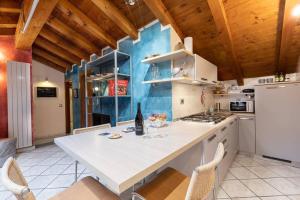 una cucina con bancone bianco e frigorifero bianco di Dimora Gilles Bard a Bard