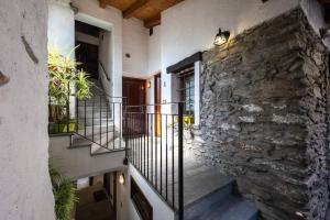 巴德的住宿－Dimora Gilles Bard，石头建筑,有楼梯和石墙