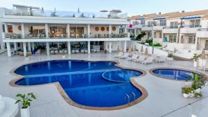 una imagen de una piscina en un complejo en Parque Nereida Suites Hotel en Cala Ratjada