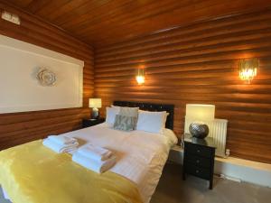 Postel nebo postele na pokoji v ubytování Kaoglen-GrandSuite-Hot Tub-Pitlochry-Dunkeld-Pet Friendly + 16 fotografií