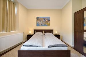 ein Schlafzimmer mit 2 Betten und einem Wandgemälde in der Unterkunft Alte Stadtvilla am Weinberg 3 in Traben-Trarbach
