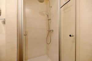 Et badeværelse på Alte Stadtvilla am Weinberg 3 + 20 billeder