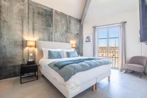 サントロペにあるA&A by Time Off Collectionの大きなベッドと窓のある寝室