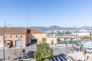 サントロペにあるA&A by Time Off Collectionのマリーナ付き駐車場の空中ビュー