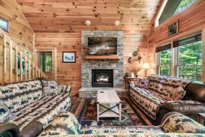 Χώρος καθιστικού στο Peaceful Family Cabin with Hot Tub, Game Room, & More!