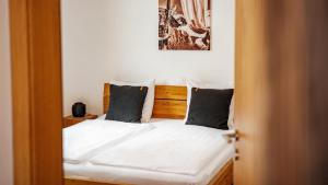 Postel nebo postele na pokoji v ubytování Chalet Luna by Zermatt Premium Apartments