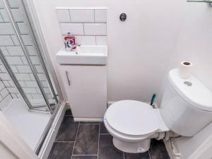 Un baño blanco con inodoro y lavabo. en contractors house, en Doncaster 6 fotos más