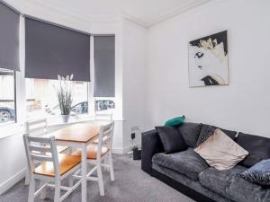 una sala de estar con un sofá y una mesa en contractors house, en Doncaster