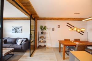 una sala de estar con un sofá y una mesa en Burgblick, en Marquartstein