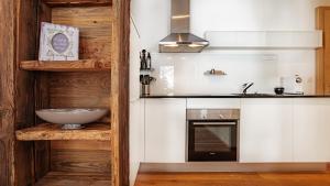 Kuchyň nebo kuchyňský kout v ubytování Chalet Luna by Zermatt Premium Apartments