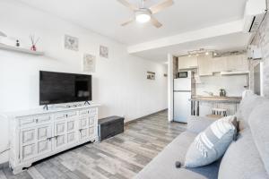 un soggiorno con divano e TV a schermo piatto di WELCS ESTUDIO 156 PDA en el centro a Platja  d'Aro Altre 4 foto