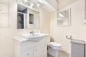 un bagno bianco con lavandino e WC di WELCS ESTUDIO 156 PDA en el centro a Platja  d'Aro