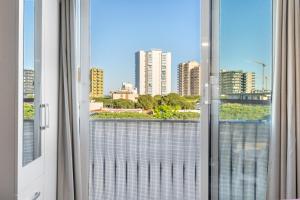 una finestra con vista sullo skyline della città di WELCS ESTUDIO 156 PDA en el centro a Platja  d'Aro