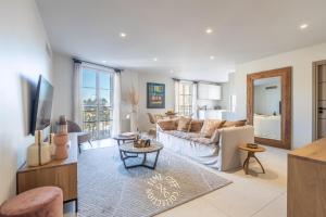 サントロペにあるA&A by Time Off Collectionのソファとテーブルのあるリビングルーム