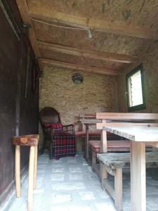 um quarto com mesas e cadeiras de madeira num camarote em Eko Katun Kolijevka em Berane