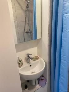 - białą umywalkę w łazience z prysznicem w obiekcie Studio Mirjana w mieście Prvić Luka