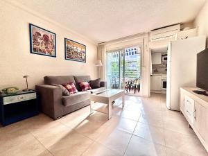 a living room with a couch and a table at COSTA DAURADA APARTAMENTS - Alboran II in Salou