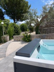 a jacuzzi tub in a garden next to at Il TrullOzio in Castellana Grotte