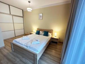 sypialnia z łóżkiem z 2 poduszkami w obiekcie Promenada Gwiazd 14 by Baltic Home w mieście Międzyzdroje