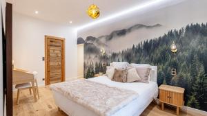 Schlafzimmer mit einem Bett und einem Baumgemälde in der Unterkunft L'Écrin Alpin - Centre historique - Haut standing in Chambéry