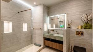 ein Badezimmer mit Waschbecken und Spiegel in der Unterkunft L'Écrin Alpin - Centre historique - Haut standing in Chambéry + 45 Fotos